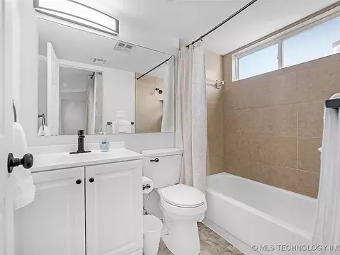Bath - 1802 E 66th Place 303, Tulsa, OK 74136 photo 1 of 1