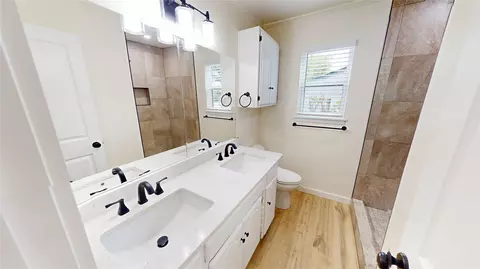Bath - 206 N Crownpoint Dr, Ada, OK 74820 photo 3 of 5