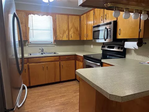 Kitchen - 1123 E 9th St, Okmulgee, OK 74447 photo 2 of 3