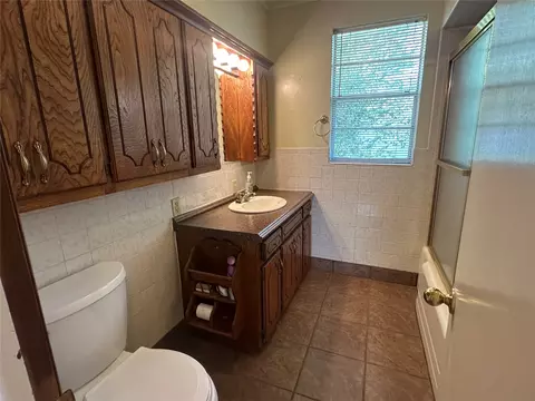 Bath - 1123 E 9th St, Okmulgee, OK 74447 photo 2 of 3