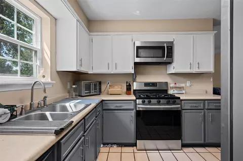 Kitchen - 1372 E 142nd St, Glenpool, OK 74033 photo 3 of 4
