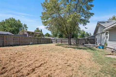 Exterior - 1372 E 142nd St, Glenpool, OK 74033 photo 6 of 7