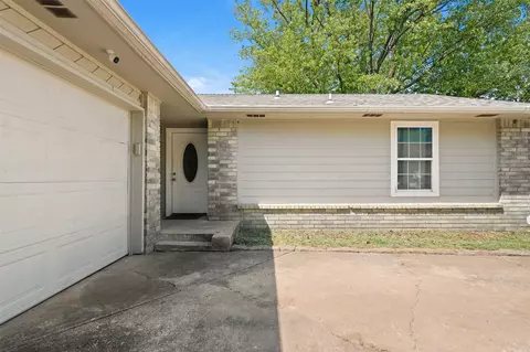 Exterior - 1372 E 142nd St, Glenpool, OK 74033 photo 3 of 7