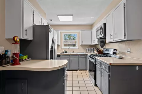 Kitchen - 1372 E 142nd St, Glenpool, OK 74033 photo 4 of 4