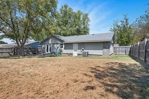Exterior - 1372 E 142nd St, Glenpool, OK 74033 photo 5 of 7