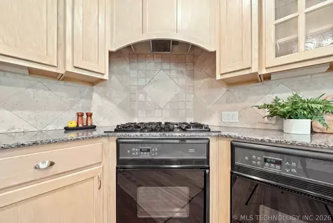 Kitchen - 1909 E 35th Pl, Tulsa, OK 74105 photo 3 of 4