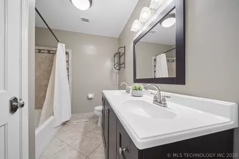 Bath - 1909 E 35th Pl, Tulsa, OK 74105 photo 6 of 7