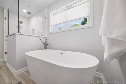 Bath - 1909 E 35th Pl, Tulsa, OK 74105 photo 5 of 7