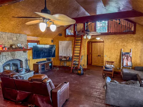 Living - 6180 E 560, Locust Grove, OK 74352 photo 2 of 4