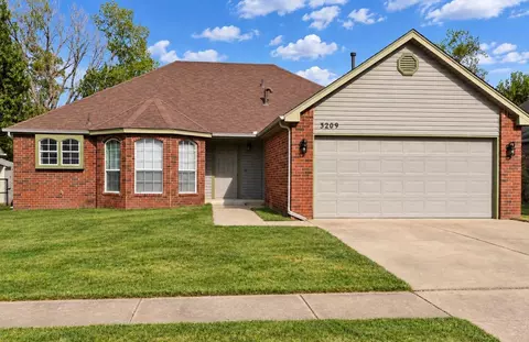 Exterior - 3209 N 3rd Pl, Broken Arrow, OK 74012 photo 3 of 3