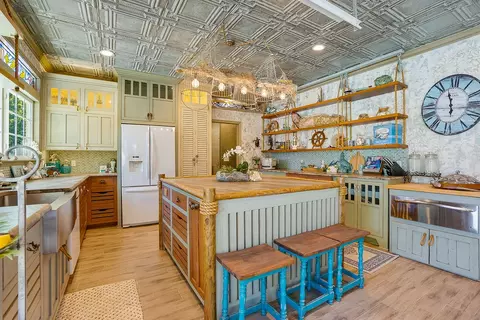 Kitchen - 1009 SE County Rd, Ada, OK 74820 photo 6 of 9