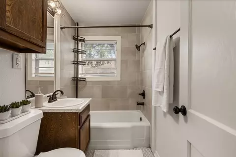 Bath - 1432 E 38th Street 1432c, Tulsa, OK 74105 photo 4 of 4