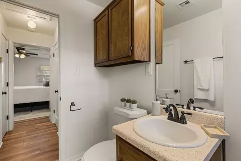 Bath - 1432 E 38th Street 1432c, Tulsa, OK 74105 photo 2 of 4