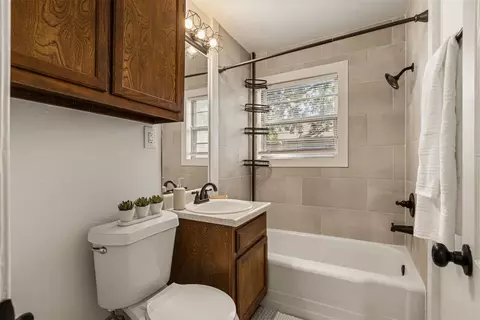 Bath - 1432 E 38th Street 1432c, Tulsa, OK 74105 photo 3 of 4
