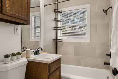 Bath - 1432 E 38th Street 1432c, Tulsa, OK 74105 photo 1 of 4