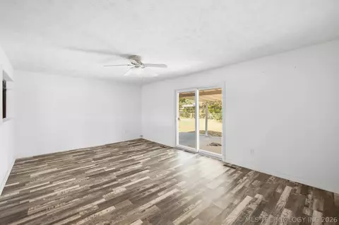 Living - 1509 Lahoma, Pryor, OK 74361 photo 1 of 2