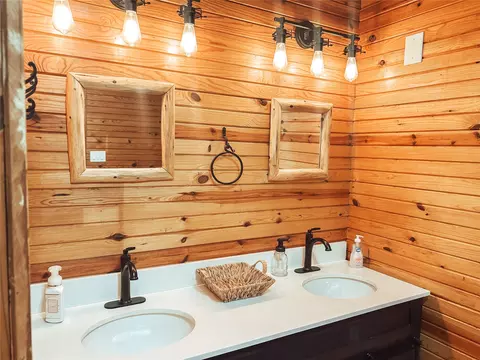 Bath - 589 Mohawk Dr, Eufaula, OK 74432 photo 4 of 5
