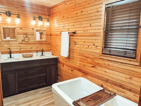 Bath - 589 Mohawk Dr, Eufaula, OK 74432 photo 2 of 5