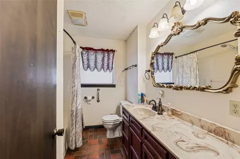 Bath - 20220 E 700 Rd, Wagoner, OK 74467 photo 1 of 3