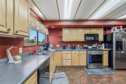 Kitchen - 20220 E 700 Rd, Wagoner, OK 74467 photo 1 of 2