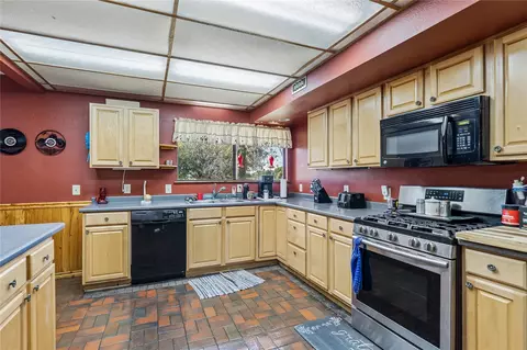 Kitchen - 20220 E 700 Rd, Wagoner, OK 74467 photo 2 of 2