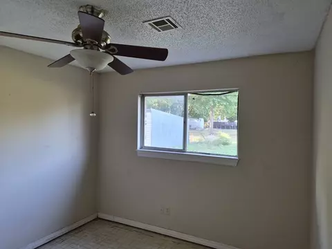 Bedroom - 300 7th Ave, Warner, OK 74469 photo 3 of 3