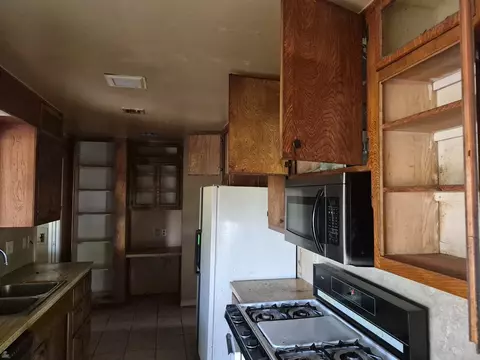Kitchen - 300 7th Ave, Warner, OK 74469 photo 1 of 2