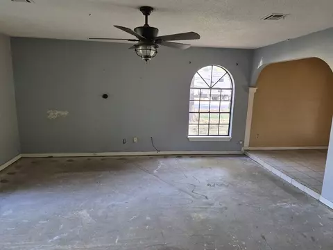 Living - 300 7th Ave, Warner, OK 74469 photo 1 of 3