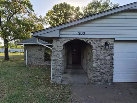 Exterior - 300 7th Ave, Warner, OK 74469 photo 3 of 6