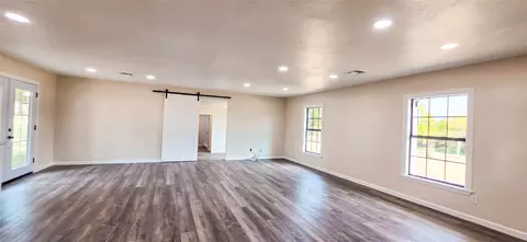 Living - 422311 E 1142 Rd, Eufaula, OK 74432 photo 5 of 9