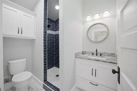 Bath - 206 Broadway Ave, Eufaula, OK 74432 photo 3 of 7