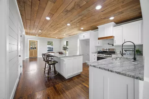 Kitchen - 206 Broadway Ave, Eufaula, OK 74432 photo 4 of 7