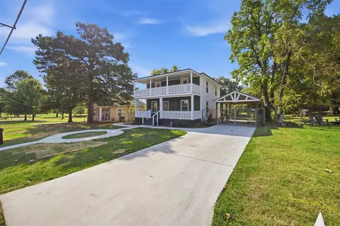 Exterior - 206 Broadway Ave, Eufaula, OK 74432 photo 5 of 9