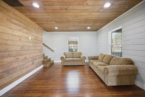 Living - 206 Broadway Ave, Eufaula, OK 74432 photo 3 of 3