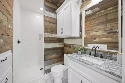 Bath - 206 Broadway Ave, Eufaula, OK 74432 photo 1 of 7