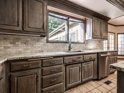 Kitchen - 6536 E 85th St, Tulsa, OK 74133 photo 5 of 8