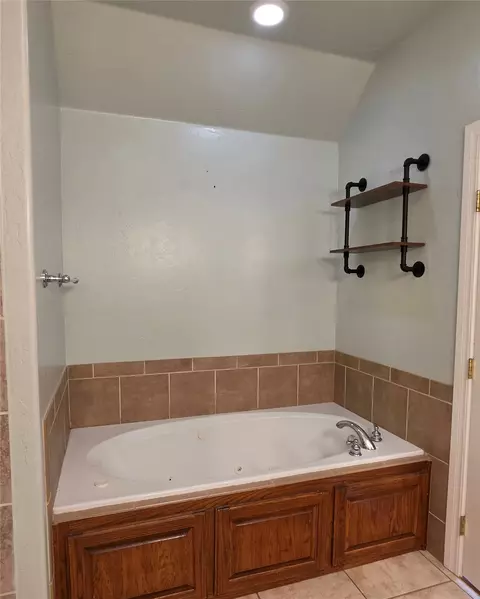 Bath - 823 Cypress Dr, Ada, OK 74820 photo 3 of 6