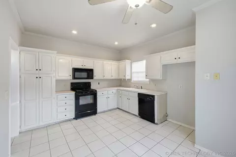 Kitchen - 3005 E 90th Pl, Tulsa, OK 74137 photo 2 of 4