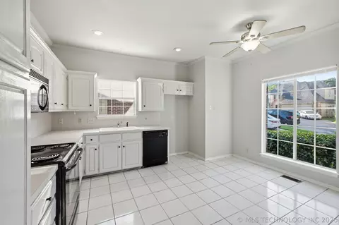 Kitchen - 3005 E 90th Pl, Tulsa, OK 74137 photo 3 of 4