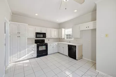 Kitchen - 3005 E 90th Pl, Tulsa, OK 74137 photo 4 of 4