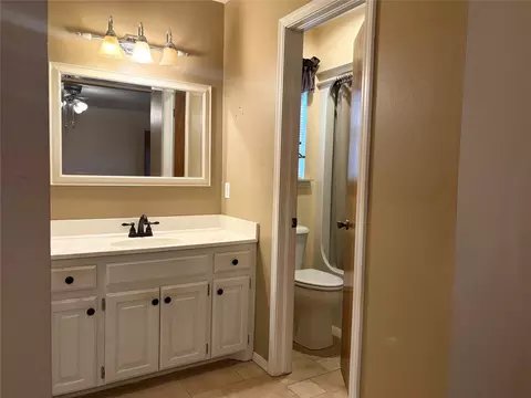 Bath - 618 S Timberridge Dr S, Cushing, OK 74023 photo 3 of 3