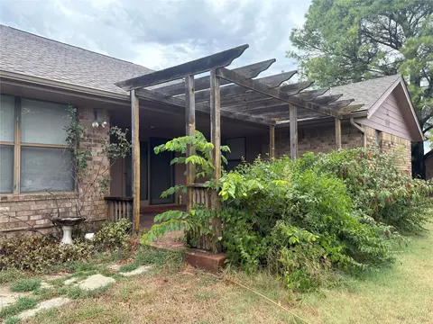 Exterior - 618 S Timberridge Dr S, Cushing, OK 74023 photo 4 of 6