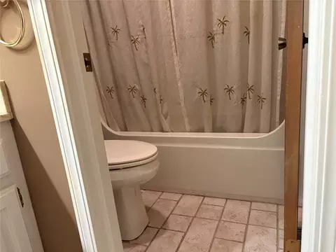 Bath - 618 S Timberridge Dr S, Cushing, OK 74023 photo 2 of 3