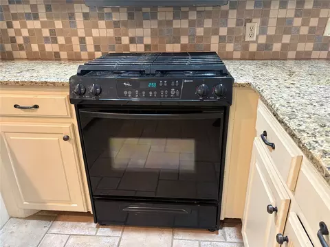 Kitchen - 618 S Timberridge Dr S, Cushing, OK 74023 photo 4 of 5