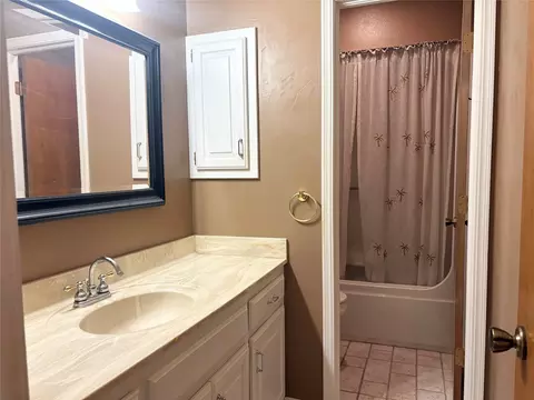 Bath - 618 S Timberridge Dr S, Cushing, OK 74023 photo 1 of 3