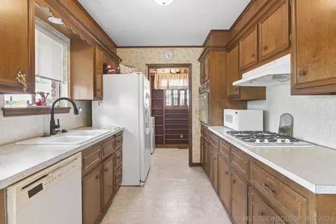 Kitchen - 10817 E 26th Pl, Tulsa, OK 74129 photo 1 of 1