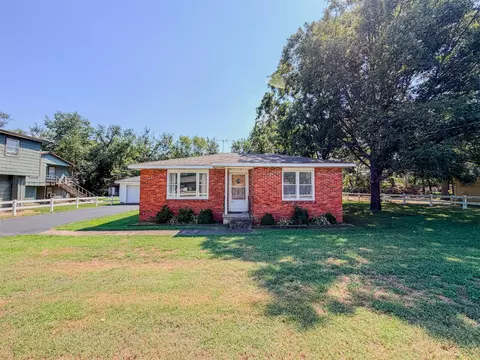 1121 W 4th St, Tahlequah, OK 74464
