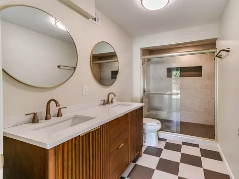 Bath - 5357 E 26th Pl, Tulsa, OK 74114 photo 3 of 4