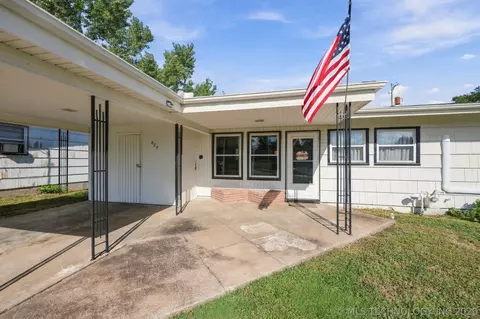 427 Meadowbrook Ln, Bartlesville, OK 74003