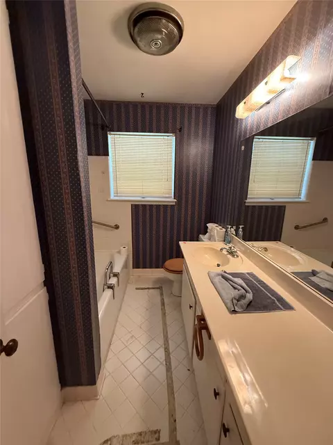 Bath - 10161 E 23rd St, Tulsa, OK 74129 photo 1 of 5